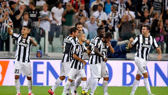Fotbalisté Juventusu se radují poté, co se trefil do sítě Parmy Andrea Pirlo.