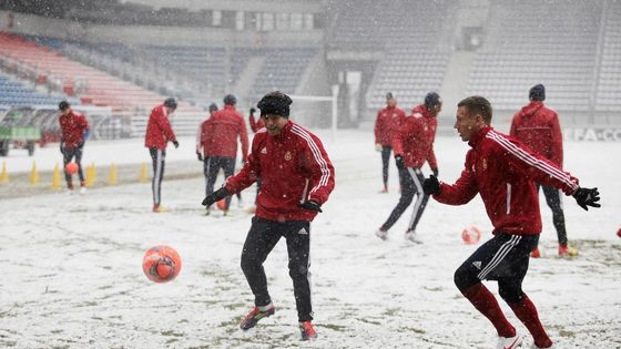 FOTO Zmrzlý sport. Zima, sníh a vítr rušily fotbal i ragby