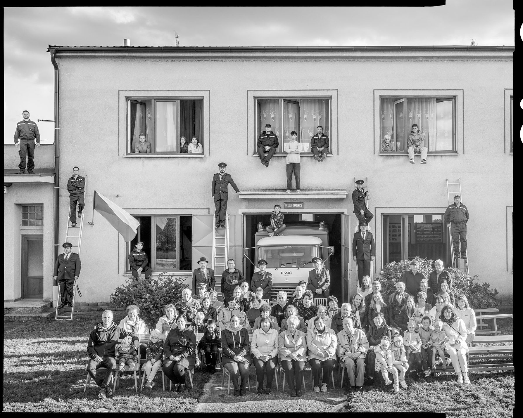 Skupinový portrét obyvatel města Náměšť nad Oslavou od fotografa Romana France.