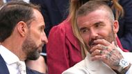 Sir David Beckham (vpravo) a Sir Gareth Southgate si povídají v Royal Boxu na Centrálním kurtu.