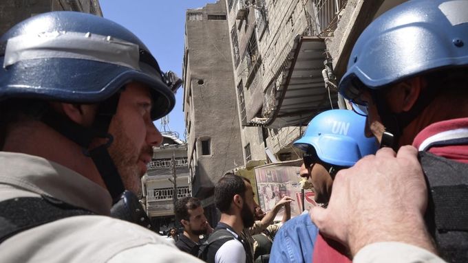 UN inspectors looking for traces of chemical attack in Zamalka neighborhood in Damascus