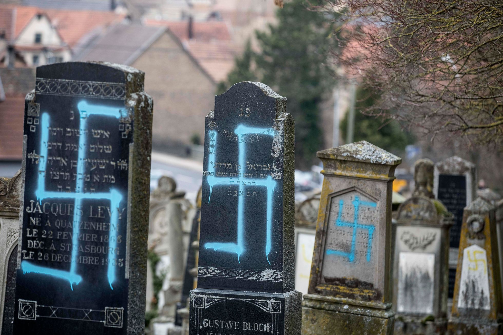 Na židovském hřbitově nedaleko Štrasburku někdo zneuctil 96 hrobů.