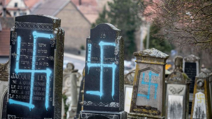 Modré svastiky na hrobech a německé nápisy. Někdo poničil židovský hřbitov ve Francii