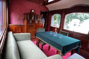 Vůz Františka Ferdinanda v parním vlaku zastavil v Dejvicích