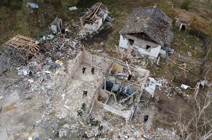 Následky ruského útoku na kavárnu ve vesnici Hroza nedaleko Charkova.