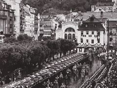 Do obsazených Karlových Varů se osobně přijel podívat i Adolf Hitler (na čele průvodu v centru města)
