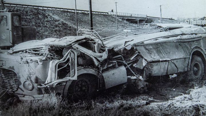 Padesát let od tragické nehody v Bezděčíně. Autobus vjel před vlak, zemřelo 24 lidí