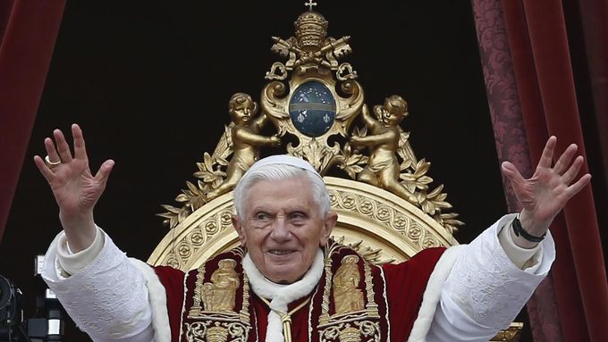 Papež Benedikt XVI. mává věřícím poté, co udělil tradiční požehnání Městu a světu.