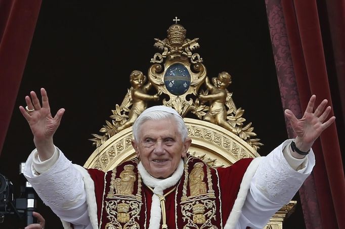 Papež Benedikt XVI. mává věřícím poté, co udělil tradiční požehnání Městu a světu.