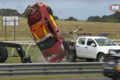 Video: Závodní Toyota šla v Austrálii šestkrát přes střechu a trefila auto záchranářů
