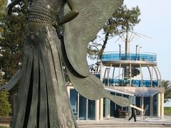Dělník odnáší desky z nedostavěné kavárny či baru (v pozadí snímku) nedaleko pláže v gruzínském Batumi. Město letos zažívá velký stavební boom.