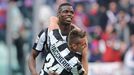 Emanuele Giaccherini a Paul Pogba z Juventusu Turín se radují z vítězného gólu do sítě Catanie