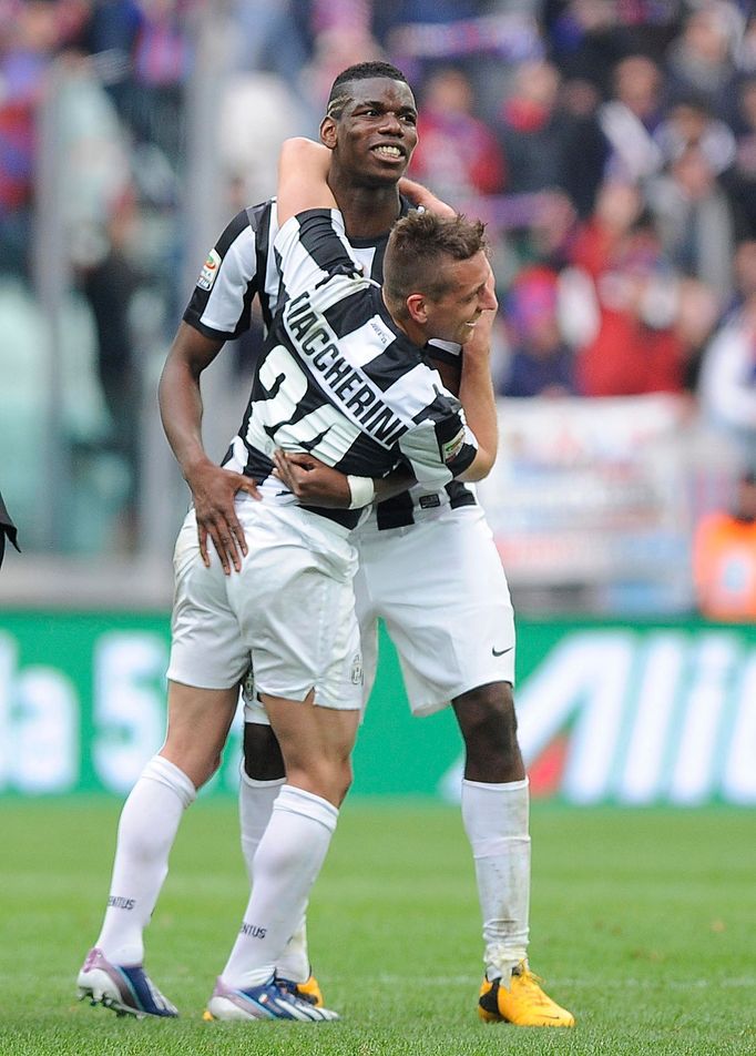 Emanuele Giaccherini a Paul Pogba z Juventusu Turín se radují z vítězného gólu do sítě Catanie