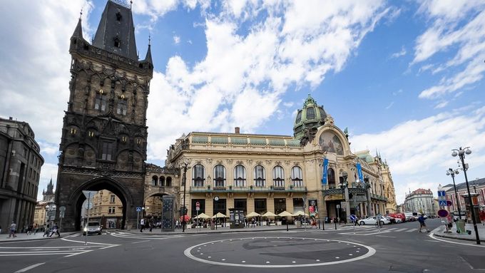 Kruhový objezd, který přes nesouhlas magistrátu vybudovala Praha 1 u Prašné brány (12. května 2022).