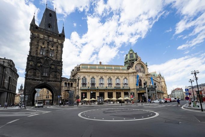 Kruhový objezd, který přes nesouhlas magistrátu vybudovala Praha 1 u Prašné brány (12. května 2022).