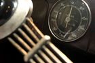 Detail přístrojové desky. Ručička tachometru se umí vyšplhat až na hodnotu 160 km/h.