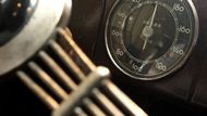 Detail přístrojové desky. Ručička tachometru se umí vyšplhat až na hodnotu 160 km/h.