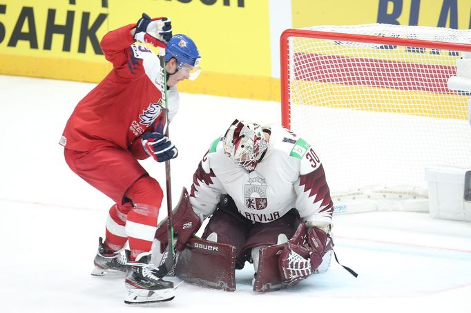 Dmitrij Jaškin a Elvis Merzlikins v zápase Česko - Lotyšsko na MS 2019