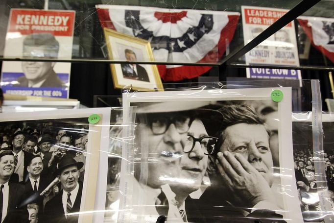 Photos and campaign posters of former U.S. President John F. Kennedy are displayed as part of the McInnis Auctioneers Presidential Auction in Amesbury, Massachusetts February 10, 2013. The auction which features the estate of the late David Powers, special assistant to former president John F. Kennedy, will take place on February 17. REUTERS/Jessica Rinaldi (UNITED STATES - Tags: POLITICS BUSINESS) Published: Úno. 10, 2013, 10:03 odp.