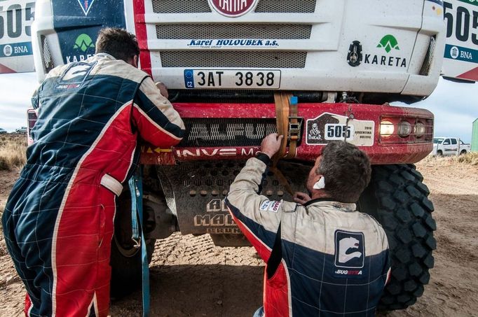 Posádka Martina Koomého opravuje poškozenou Tatru na trati  7. etapy Rallye Dakar