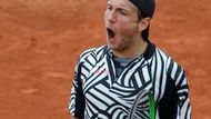 Také Francouz Lucas Pouille se pruhů nebál.