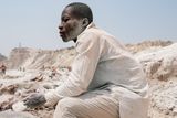 Portrét horníka, který je zaměstnán v kobaltových dolech v Kongu. Snímek fotografa Davida Monteleoneho ze série, která bude bojovat o vítězství v soutěži Sony World Photography Awards (v kategorii Dokumentární projekt / Professional).