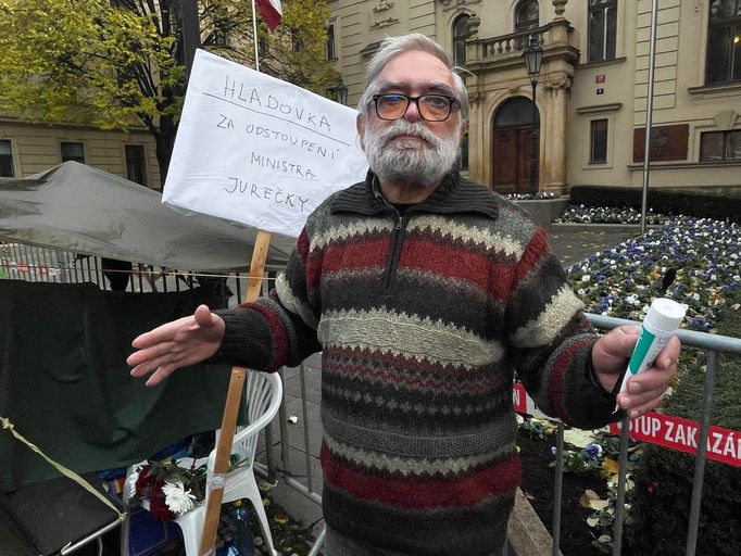 Jiří Gruntorád požaduje odstoupení ministra práce Mariana Jurečky, u sídla vlády kvůli tomu drží hladovku.