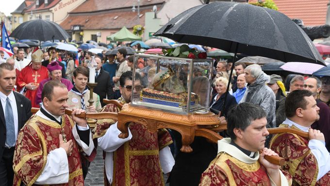Průvod s relikviemi svatého Václava přichází ke slavnostní bohoslužbě ve Staré Boleslavi
