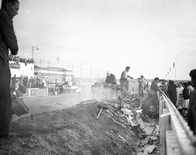 Tragédie na automobilové závodě Le Mans si v roce 1955 vyžádala 83 lidských životů.