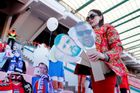 Na jejich hlavy jsou připevněny portréty fanoušků, kteří si mohou koupit virtuální vstupenku, a oblečené jsou do dresů oblíbených klubů těchto "sponzorů".