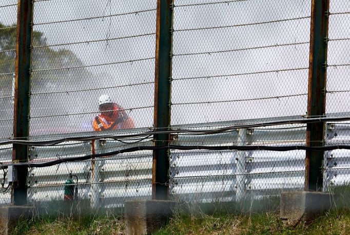 Hořící tráva během sobotního programu VC Japonska F1 2025