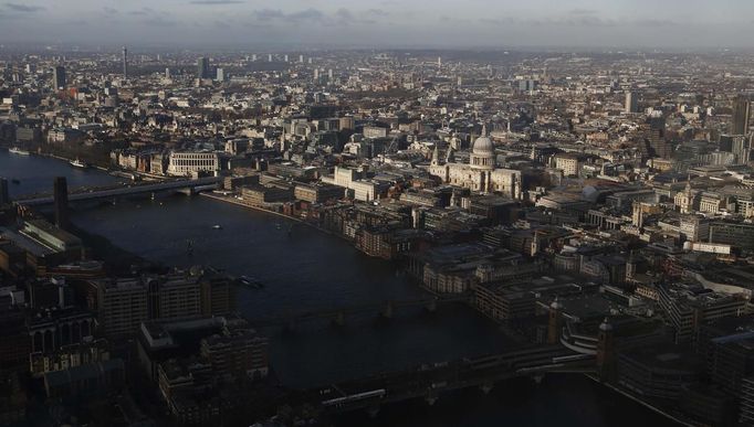 ATTENTION EDITORS - EMBARGOED FOR PUBLICATION TO 00:01 GMT JANUARY 11, 2013 St Paul's cathedral and the Thames River are seen from The View gallery at the Shard, western Europe's tallest building, in London January 9, 2013. The View, the public viewing deck accessible by high speed elevators on the 309 metre (1013 feet) Shard building, opens on February 1. Picture taken January 9, 2013. REUTERS/Luke Macgregor (BRITAIN - Tags: TRAVEL CITYSCAPE) TEMPLATE OUT Published: Led. 10, 2013, 12:07 odp.