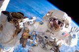 Astronautka Christina Kochová, která na oběžné dráze strávila 328 dnů, se do dějin zapsala tím, že spolu se svou americkou kolegyní Jessikou Meirovou zvládla tři několikahodinové pracovní výstupy prvního čistě ženského týmu v otevřeném vesmíru.