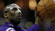 Kobe Bryant během piluje během rozcvičky střelbu