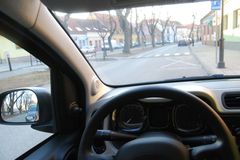 Sedl do felicie, neviděl na cestu a boural. Bylo mu osm