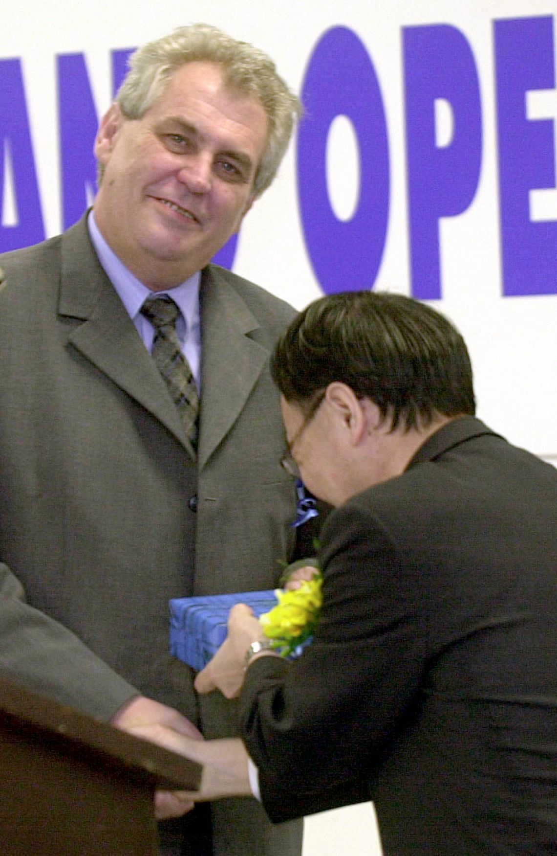 Miloš Zeman dary dárky otevření továrny Matsushita Staré Čívice telefon 2002