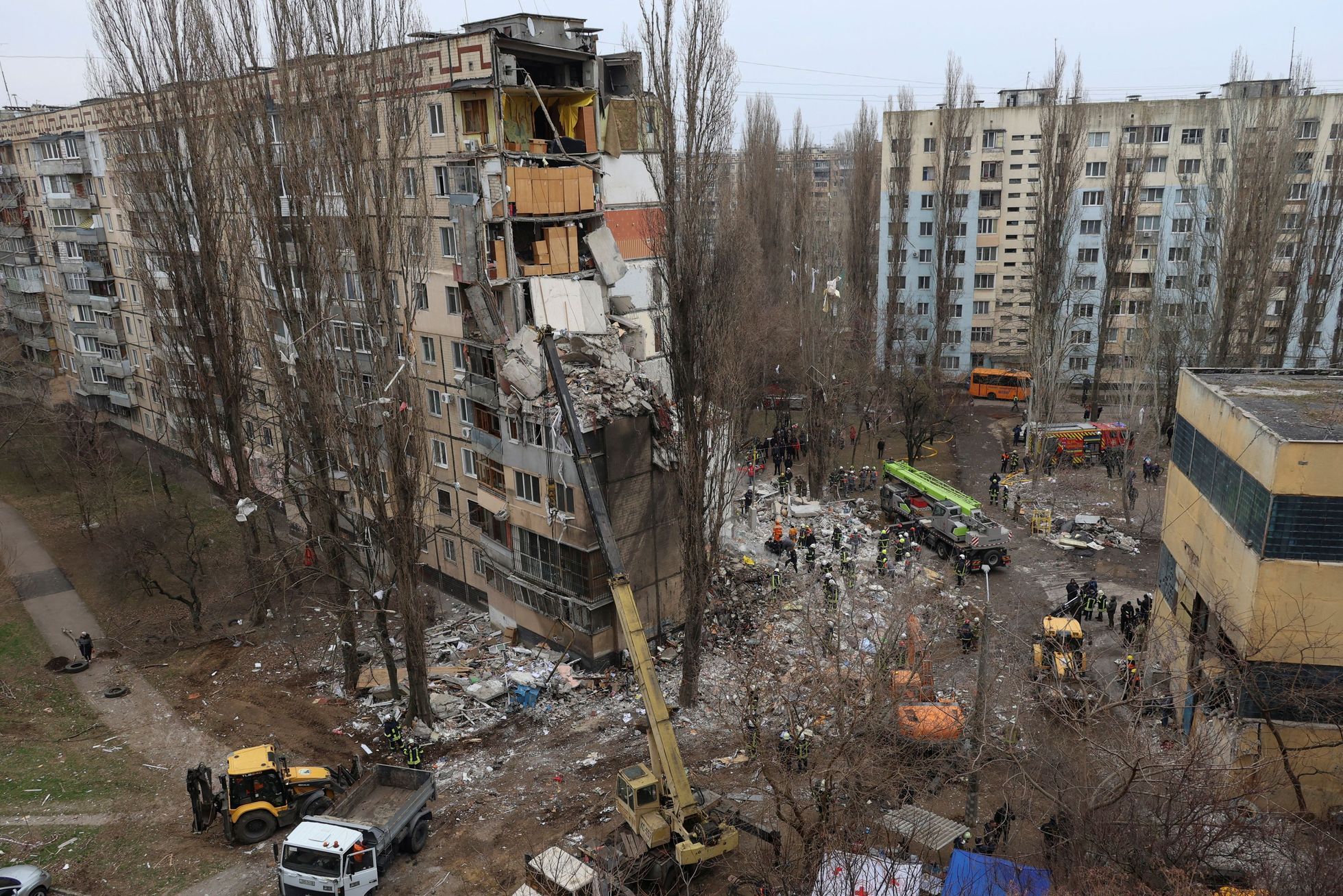 Oděsa, 2. března 2024. Po zásahu ruským dronem se zřítil několikapatrový dům.