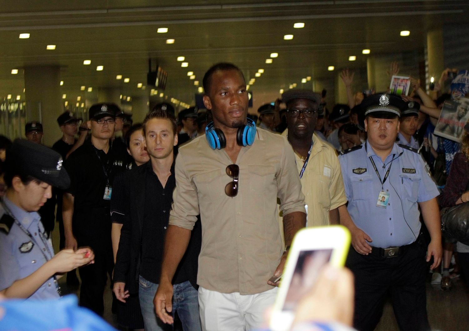 Fotbalista Didier Drogba z Pobřeží Slonoviny je vítán fanoušky při příletu do nového působiště Šanghaj Šenhuja.
