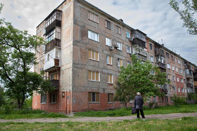 Obec Marhanec na břehu Dněpru. Na druhé straně řeky stojí Záporožská jaderná elektrárna, kterou toho času kontrolují Rusové.