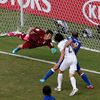 MS 2014, Uruguay-Itálie:Gianluigi Buffon dostává gól