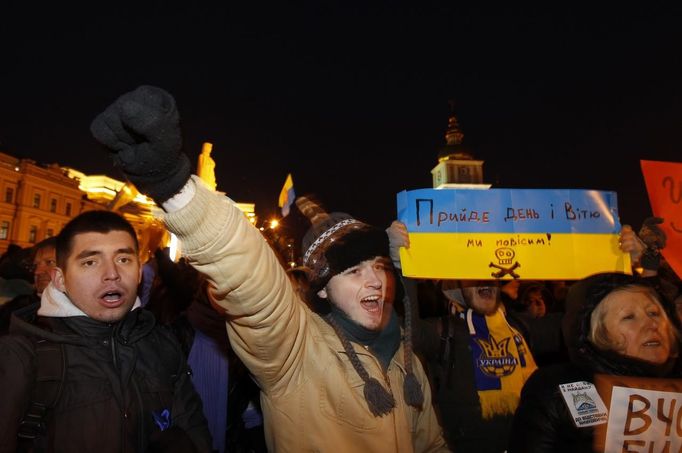 Ani brutální zásah demonstranty neodradil. Do ulic vyšli i v sobotu.