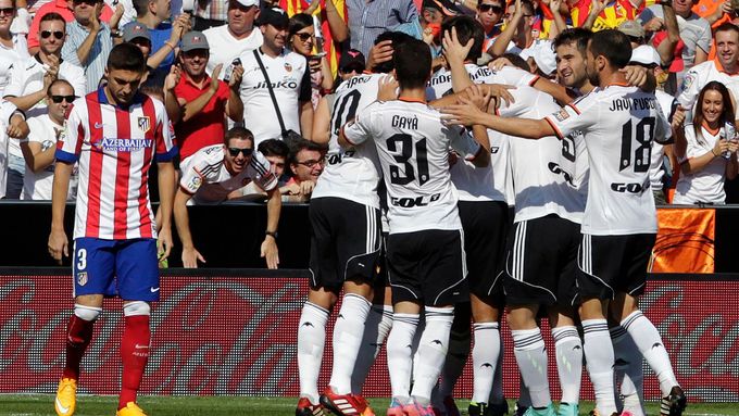 Hráči Valencie se radují z branky v síti Atlética