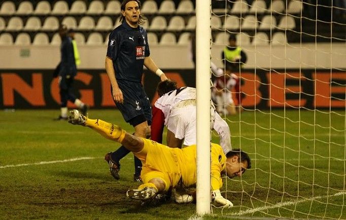 Brankář Radek Černý (ve žlutém dresu) z Tottenhamu nastoupil na hřišti svého bývalého klubu, ale svou chybou připustil jediný gól domácímu týmu.