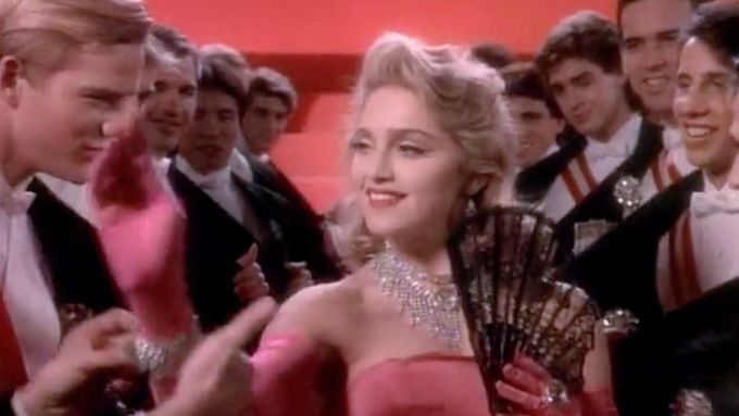 Videoklip k písni Material Girl odkazuje na vystoupení Marilyn Monroe z filmu Páni mají radši blondýnky.