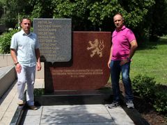 Volodymir Borodenko junior (vpravo) a tajemník českého přidělence obrany v Kyjevě Aleš Štědrý