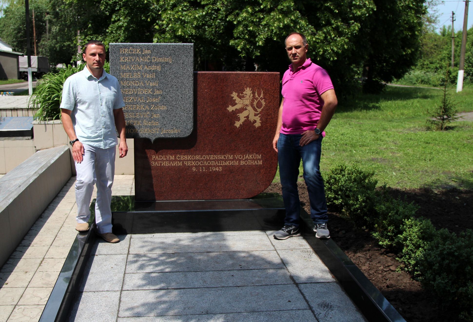 Volodymir Borodenko junior (vpravo) a tajemník českého přidělence obrany v Kyjevě Aleš Štědrý