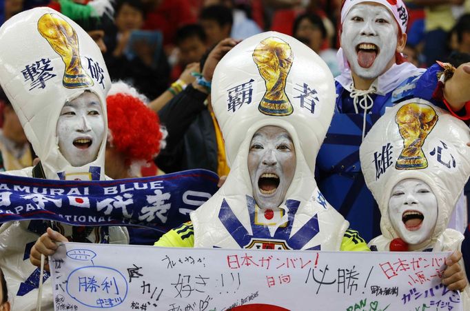 Supporter of Japan cheer during their 2014 World Cup Group C soccer match against Ivory Coast at the Pernambuco arena in Recife, June 14, 2014. REUTERS/Stefano Rellandini