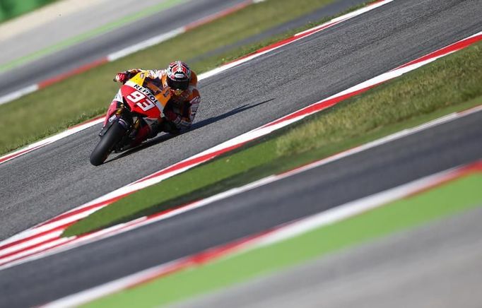 Španělský jezdec týmu Honda MotoGP Marc Marquez projíždí zatáčkou během třetího volného tréninku na Velké ceně San Marina ve střední Itálii, 14. září 2013.