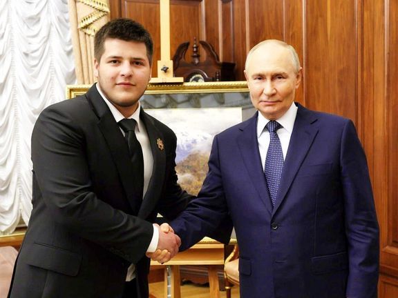 Fotografie ze sociálních sítí zachycující Adama Kadyrova s ruským prezidentem Vladimirem Putinem.