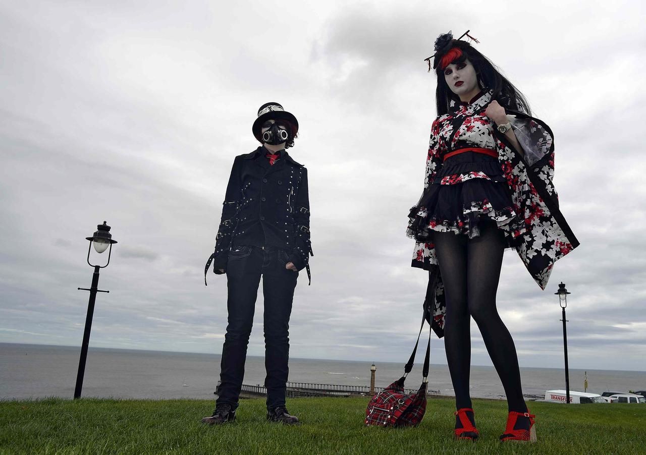 Rex Beck (L) and Scarlet Readman-Riley pose for photographs during the Goth feastival in Whitby, northern England April 28, 2013. The Goth culture emerged for the Punk scene in the 1980's, developing its own music and fashion styles. The festival in Whitby is now in it's 19th year and attracts around ten thousand people over the weekend. REUTERS/Nigel Roddis (BRITAIN - Tags: ENTERTAINMENT SOCIETY) Published: Dub. 28, 2013, 2:55 odp.